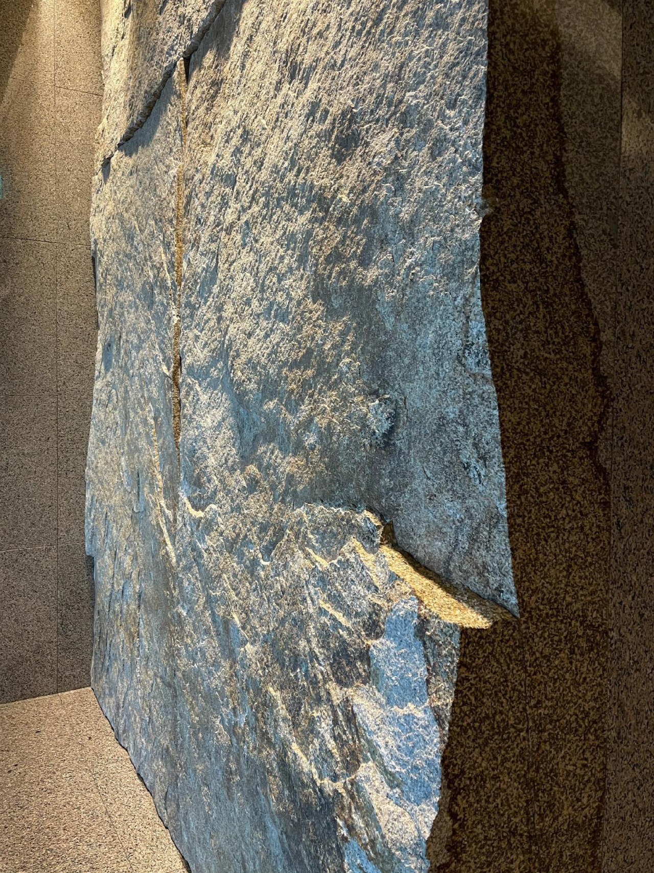 花崗巖染色石皮背景墻